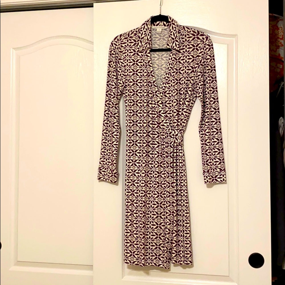 Diane von furstenberg long sleeve silk jersey patterned wrap dress